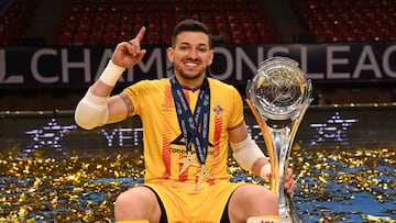 Luan Muller posa como campeón de la Champions League de fútbol sala.