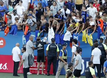 El capitán del Real Madrid se acercó a la grada para firmar autógrafos tras el entrenamiento