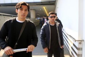 Matías Fernández y David Pizarro en su llegada al aeropuerto de Schwechat.