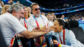 PARÍS, 31/08/2024.- El presidente del Consejo Superior de Deportes, José Manuel Rodríguez Uribes (i), felicita a la nadadora Teresa Perales por su medalla de bronce en los 50 metros espalda S2 Femenino de los Juegos Paralímpicos París 2024, este sábado en la capital francesa. EFE/ Javier Etxezarreta