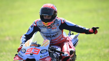 Marc Marquez celebra su victoria en el GP de Australia sobre su Ducati del Gresini Racing.