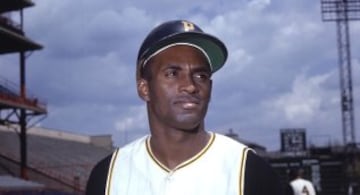 El puertorriqueño fue probablemente el mejor jugador de la Gran Carpa durante la década de los 60, además de ser considerado uno de los mejores beisbolistas de la historia. Logró dos Series Mundiales con los Piratas de Pittsburgh y fue nombrado en una ocasión el Jugador Más Valioso de la temporada. Murió en 1972 cuando intentaba llevar víveres a las víctimas del terremoto de Managua al estrellarse el avión en el que viajaba. Fue admitido en el Salón de la Fama del Béisbol, el primer latino en recibir este reconocimiento.
