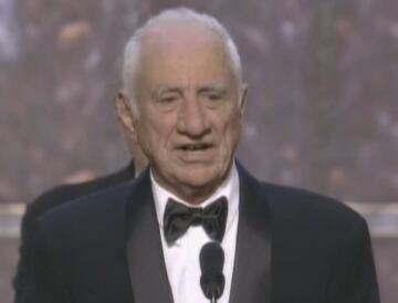 Cuando el director de grandes clsicos como 'Al este del Edn' o 'La ley del silencio' recibi un Oscar honorfico, la divisin de opiniones en el patio de butacas fue ms que patente. Su calidad cinematogrfica estaba fuera de toda duda, pero muchos de los asistentes se negaron a levantarse y aplaudir a Elia Kazan por haber delatado a algunos de sus compa?eros comunistas durante la caza de brujas del macartismo.