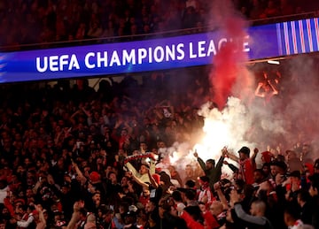 El rbitro alemn detiene el encuentro por las bengalas y el humo en uno de los fondos del estadio Do SL Benfica.