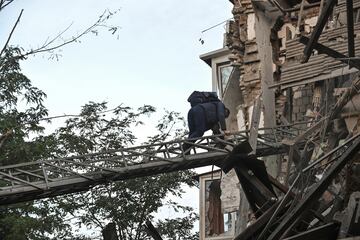 Zaporiyia es una ciudad de Ucrania situada sobre el río Dniéper, centro administrativo de la óblast de Zaporiyia. Este jueves varias explosiones han sacudido la ciudad. Al menos dos personas han muerto esta madrugada en un bombardeo sobre varios bloques de viviendas.