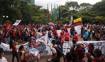 Hinchas del DIM se reunieron a las afueras de las oficinas del club para protestar ante la dirigencia