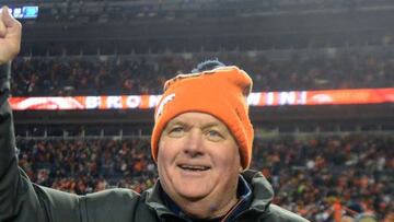Wade Phillips celebra la victoria, basada en la defensa, de los Broncos sobre los Patriots en la final de la AFC.