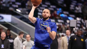 DALLAS, TEXAS - FEBRUARY 12: Stephen Curry #30 of the Golden State Warriors warms up prior to the game against the Dallas Mavericks at American Airlines Center on February 12, 2025 in Dallas, Texas. NOTE TO USER: User expressly acknowledges and agrees that, by downloading and/or using this photograph, user is consenting to the terms and conditions of the Getty Images License Agreement. Sam Hodde/Getty Images/AFP (Photo by Sam Hodde / GETTY IMAGES NORTH AMERICA / Getty Images via AFP)
