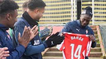 27-01-24. MAREO, GIJÓN. AXEL BAMBA, CON LA CAMISETA QUE LLEVARÁ HASTA EL FINAL DE LA TEMPORADA CON EL SPORTING.