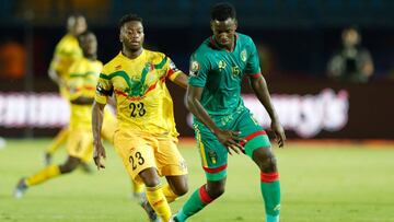 Abdoulaye Diaby lucha por un bal&oacute;n en el partido ante Mauritania
