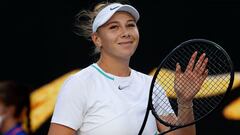 La tenista estadounidense Amanda Anisimova celebra su victoria ante Belinda Bencic en segunda ronda del Open de Australia 2022.