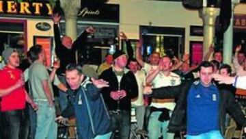 <b>PRIMERA AVANZADILLA. </b>Algunos seguidores ingleses ya se dejaron ver ayer mismo por la ciudad.