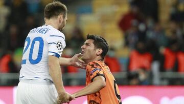 Soccer Football - Champions League - Group G - Dynamo Kyiv v Juventus - NSC Olympiyskiy, Kyiv, Ukraine - October 20, 2020 Juventus’ Alvaro Morata and Dynamo Kyiv's Oleksandr Karavayev clash REUTERS/Valentyn Ogirenko
