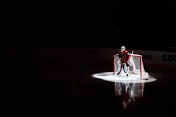 Es la sensación que da el portero de los Arizona Coyotes Louis Domingue, durante la presentación del equipo, en el partido de la NHL que les enfrentó a los Montreal Canadiens.