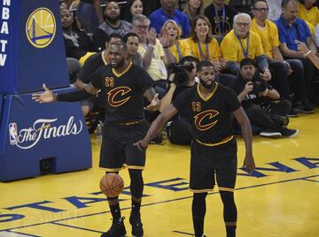 La NBA prob¨® en 2013 las camisetas con mangas. El objetivo era subir las ventas con una prenda m¨¢s de calle. Jugadores como LeBron James criticaron la propuesta: "No quiero poner excusas pero no soy un gran admirador de estas camisetas. Cada vez que tiro es como si me estirara por debajo del brazo, no deja mucho margen de error y no son algo beneficioso desde luego".
El jugador estadounidense no estaba conforme con la equipaci¨®n y dio muestras de ello en pleno partido cuando en noviembre de 2015 se arranc¨® las mangas frente a los New York Knicks.