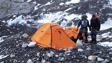 Txikon llega al campo 2 del Everest y ya enfila el 3