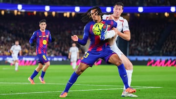 Herrando, que disputa un balón con Kounde, marcó y su gol fue mal anulado.