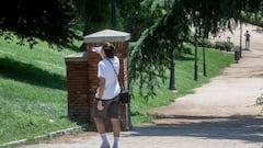 Un joven bebe agua, a 12 de julio de 2022, en Madrid (España). La segunda ola de calor del verano podría alcanzar temperaturas máximas de hasta 47 grados centígrados (ºC) en algunos puntos de la península. En Madrid, está previsto que el termómetro llegue hoy a los 39º y mañana, 13 de julio, a los 41º. La primera ola de calor tuvo lugar a mediados del mes de junio, y fue la tercera más temprana de la historia en aparecer, precedida de la de 11 de junio de 1981 y la del 13 de junio de 2017.
12 JULIO 2022;OLA DE CALOR;METEOROLOGÍA;TEMPERATURAS EXTREMAS;CALOR;VERANO
Ricardo Rubio / Europa Press
12/07/2022