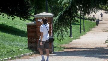 Un joven bebe agua, a 12 de julio de 2022, en Madrid (España). La segunda ola de calor del verano podría alcanzar temperaturas máximas de hasta 47 grados centígrados (ºC) en algunos puntos de la península. En Madrid, está previsto que el termómetro llegue hoy a los 39º y mañana, 13 de julio, a los 41º. La primera ola de calor tuvo lugar a mediados del mes de junio, y fue la tercera más temprana de la historia en aparecer, precedida de la de 11 de junio de 1981 y la del 13 de junio de 2017.
12 JULIO 2022;OLA DE CALOR;METEOROLOGÍA;TEMPERATURAS EXTREMAS;CALOR;VERANO
Ricardo Rubio / Europa Press
12/07/2022