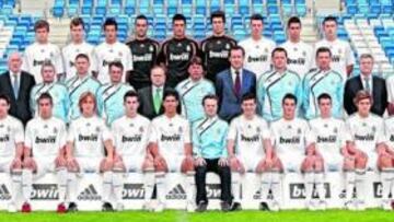 <b>FOTO DE FAMILIA. </b>De izq. a derch, arriba: Modrego, Gary, Luis Hernández, Felipe, Adán, Tomás, Szalai, Mateos y Juanan. Centro: Tébar, Mosquera, Nacho, Díaz Calderón (delegado), San Martín (prep. físico), Canales (entr. porteros), Gallardo (2º entr.), Pardeza, Menéndez (entr.), Jorge Valdano, Jorge Álvarez (fisio), Milicit (fisio), Dr. Morate, Javi Hernández, Cristian y Vázquez. Sentados: Pedro (utillero), Acuña, Rubén Ramos, Cordero, Velayos, Juanfran, Reyes (fisio), Fran Rico, Juan Carlos, Raúl Ruiz, Marcos Alonso, Antón y Leoncio (utillero).