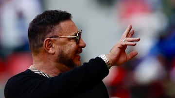 MEX3889. TOLUCA (MÉXICO), 07/02/2026.- El entrenador del Toluca, Antonio Mohamed saluda este sábado, previo a un juego de la jornada 5 del Torneo Clausura 2026 de la Liga MX, en el estadio Nemesio Diez en Toluca (México). EFE/Felipe Gutiérrez