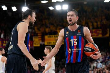 Sanli y Satoransky se felicitan.