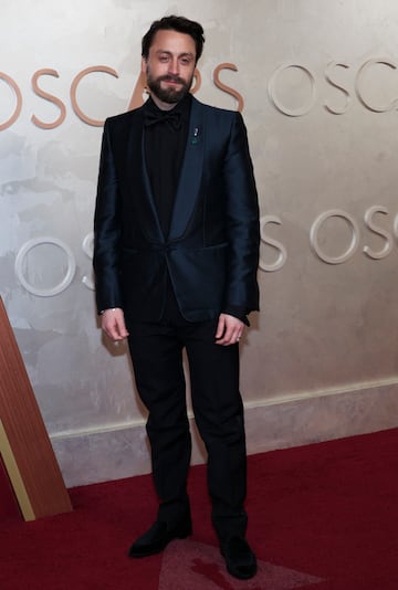 Kieran Culkin posa en la alfombra roja del Dolby Theatre.