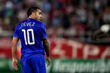 Carlos Tevez no pudo ante la defensa rival. 