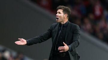 Simeone da indicaciones en el Atl¨¦tico-Valencia.