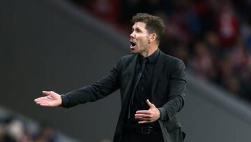 Simeone da indicaciones en el Atlético-Valencia.