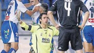 <b>DESESPERADO. </b>La imagen de Codina refleja lo que fue el partido para el Castilla en ocho minutos de desconcierto absoluto en defensa.