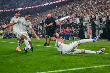 0-1. Federico Valverde celebra el primer tanto.
