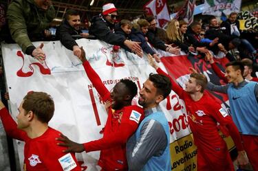 Bundesliga upstarts Leipzig knock Bayern off top