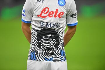 El Nápoles, en su partido contra el Inter en Milán, rinde homenaje a Diego Armando Maradona con una imagen en su camiseta del astro argentino.