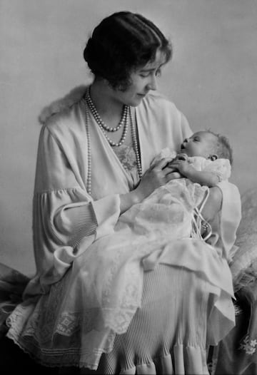 La Reina nació el 21 de abril de 1926 en Bruton Street, Londres, Reino Unido. Fue la hija mayor del Rey Jorge VI y de Isabel Bowes-Lyon. En la imagen, Isabel recién nacida con su madre Isabel. 