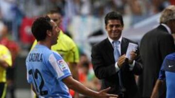 <b>ALEGRÍA. </b>Cazorla celebra con Vicente Valcárce. el delegado, malaguista, su gol.