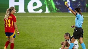 Laia Alexandri ve la amarilla ante Suiza.