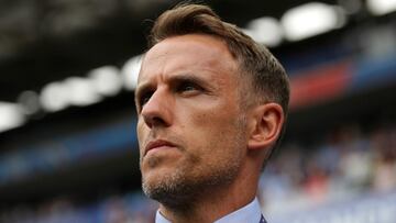 England's Neville 'never satisfied' and 'tells us straight'