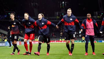 Los jugadores del Leipzig celebran su clasificaci&oacute;n para cuartos de final de la Champions.