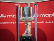 El trofeo de la Copa del Rey Mapfre a su llegada al Edificio Mapfre. A 14 de abril de 2026 en Sevilla, Andalucía (España). El trofeo de la Copa del Rey Mapfre ha llegado esta mañana al Edificio Mapfre en la Isla de la Cartuja, sede de la aseguradora en Sevilla. El emblemático trofeo continúa su periplo por la ciudad a pocos días de la gran final, que se disputará el próximo sábado 18 de abril a las 21:00 horas en el Estadio La Cartuja entre el Atlético de Madrid y la Real Sociedad.
14 ABRIL 2026
María José López / Europa Press
14/04/2026
