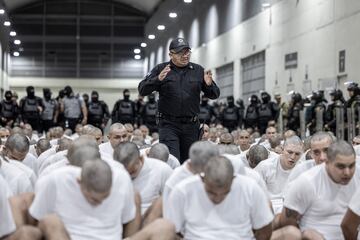La administracin Trump deport el pasado 31 de marzo a El Salvador a 17 personas acusadas de pertenecer a las organizaciones criminales Tren de Aragua y MS-13. La deportacin se produce en el marco de un acuerdo entre Washington y El Salvador para trasladar all a los inmigrantes que segn la administracin americana pertenecen a grupos delictivos pese a que dos fallos judiciales prohibieran las deportaciones exprs basadas en la Ley de Enemigos Extranjeros.