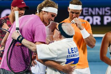 Saludo entre Leonid Stanislavskyi, el tenista más veterano del mundo, y Alexander Zverev.