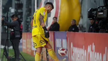 El jugador de Colo Colo Brayan Cortés es fotografiado durante el partido de Copa Chile contra Palestino disputado en el estadio Monumental en Santiago, Chile.