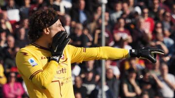 Guillermo Ochoa durante un partido con el Salernitana de la Serie A.