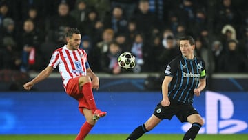 Atletico Madrid's Spanish midfielder #06 Koke (L)and Club Brugge's Belgian midfielder #20 Hans Vanaken fight for the ballduring the UEFA Champions League knockout round play-off first leg football match between Club Brugge and Atletico Madrid at the Jan Breydel Stadium in Brugge on February 18, 2026. (Photo by NICOLAS TUCAT / AFP)