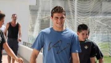 <b>SUBRREALISTA.</b> El culebrón que está protagonizando Joaquín para salir del Betis está alcanzando dimensiones de ciencia ficción. Tras estar con pie y medio en el Valencia, ahora parece que está más cerca del equipo francés.