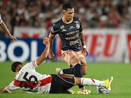 River Plate's forward #35 Joaquin Freitas and Carabobo's Argentine midfielder #26 Matias Nunez fight for the ball during the Copa Sudamericana group stage football match between Argentina's River Plate and Venezuela's Carabobo at the Mas Monumental stadium in Buenos Aires on April 15, 2026. (Photo by Luis ROBAYO / AFP)