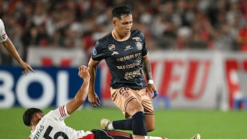 River Plate's forward #35 Joaquin Freitas and Carabobo's Argentine midfielder #26 Matias Nunez fight for the ball during the Copa Sudamericana group stage football match between Argentina's River Plate and Venezuela's Carabobo at the Mas Monumental stadium in Buenos Aires on April 15, 2026. (Photo by Luis ROBAYO / AFP)