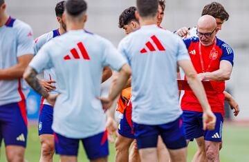 Luis de la Fuente dirigiendo un entrenamiento.