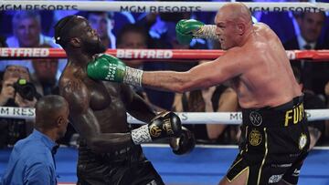Tyson Fury lanza un golpe ante Deontay Wilder durante su pelea por el t&iacute;tulo del peso pesado de la WBC en el MGM Grand Garden Arena de Las Vegas el 22 de febrero de 2020.